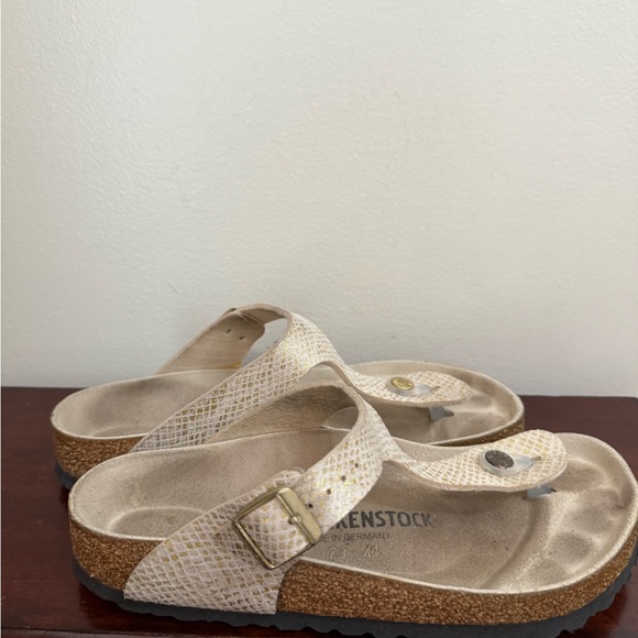 Birkenstock Arizona Gizeh Shiny Snake Animal Print Python  Birkenstock “Gizeh” shiny python sandal in the color eggshell size 38